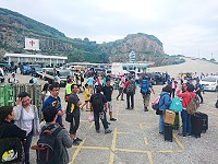 　迎接端午節連假，東引中柱港又見觀光人潮湧現。（圖／文：陳其敏）  