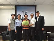 　地方府會首長、立委聽取第十（馬祖）海巡隊推動興建大樓方案簡報，並致贈海巡水果，對隊員表示鼓勵。（圖：吳嘉榮）