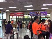 　松山27日連假第1天，搭機大部分都是遊客，離島金馬澎立委在松山機場成立聯合服務處。（圖：本報編輯部）