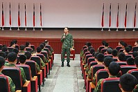 楊指揮官對常備兵役軍事訓練54梯役男實施精神講話暨離營宣教。(圖/文:鄭凱仁)