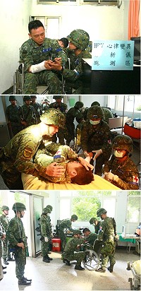 (上圖)心輔人員替傷患實施心律變異分析儀檢測。(中圖)模擬心輔人員對傷患進行安撫。(下圖)模擬對傷患進行診療轉介。(圖/文:吳誌益)