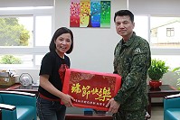余主任代表楊指揮官致贈大同之家端節禮盒。(圖/文:鄭凱仁)
