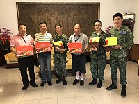 　彰化縣花壇鄉長李成濟及鄉代主席賴世祥26日前往港運連慰勉3位志願役家鄉青年。（圖／文：吳嘉榮）