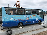　馬祖交通公司添購2輛全新27人座大中巴28日加入車隊行列，分別在南北竿服務。（圖／文：吳嘉榮）