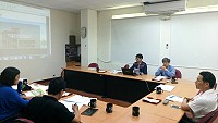 連江縣政府北竿鄉衛生所重建工程工作小組召開第2次會議,共同聽取衛福局及吳坤霖建築師事務所簡報;副縣長王忠銘裁示工務處協助辦理基地定樁事宜;衛福局長謝春福指出,預計6月份開始申請建照,希望能在106年底順利發包動工。(圖/文:曹重偉)