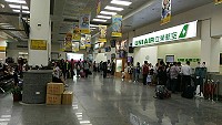 端午假期結束後仍有大批搭機人潮,昨日有少數旅客滯留,交旅局協調立榮今日加開班機。(圖:南竿航空站提供)