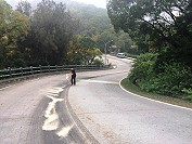 南竿1日在梅石幹訓班上方路段又見漏油,環資局在通報之後立即處理,避免造成騎士摔車受傷。(圖:連江縣環境資源局)