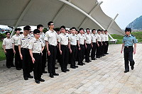 　為強化役男服勤態度及生活紀律，縣府1日舉辦今年度替代役法紀教育暨在職教育訓練，邀請馬中教官林博謙主持基本訓練暨服裝儀容檢查，一個口令、一個動作，替代役男們難得出現像軍人般抖擻精神。（圖／文：曹重偉）