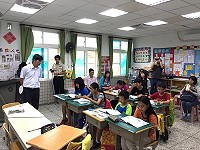 　公開授課政策推動，1日塘岐國小陳功德校長擔任授課老師，縣府教育處首度派員現場觀摩成效。（圖／文：陳鵬雄）