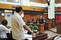 　縣議會定期會開議，議員們主打旅遊旺季交通疏運議題，要求在發展觀光同時，必須兼顧鄉親基本權益。（圖／文：曹重偉）　