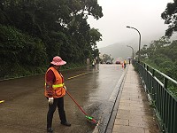 　南竿福澳嶺昨日再發生漏油，是南竿不到一個月以來第4起漏油案，清潔人員冒雨清理。（圖：環資局提供）
