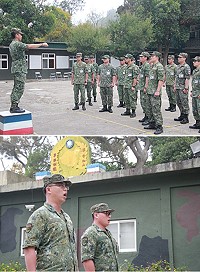(上圖)軍歌於驗收時,官兵展現嘹亮歌聲與高昂士氣。(下圖)官兵個人抽唱驗收。(圖/文:鄭凱仁)