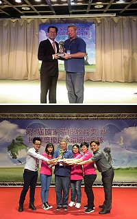 　第5屆國家環境教育獎頒獎，塘岐社協獲優等獎，理事周瑞發代表前往接受環保署表揚。（圖：塘岐社協）