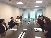 張永江、張龍德5日與立榮董事長林志忠協調增加保留機位獲善意回應,雙方並就增加縣民保留票及秋冬旅遊促銷等方面討論及意見交換。(圖:連江縣政府提供)