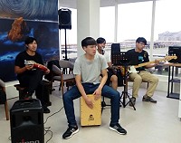 2017北海仲夏音樂會夏日饗宴第1場由邊緣人樂團率先登場,在莒光、南竿遊客中心帶來精彩演出。(圖:馬管處)