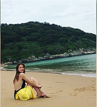　易飛網國際旅行公司製作北竿旅遊宣傳短片，邀名導演鄺盛及俄籍藝人安妮除年輕訴求之外，國際化也是傳遞指標。安妮Annie超喜歡北竿晶瑩細沙。（圖：摘自安妮Annie臉書）