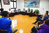 　議長張永江邀集鄉長楊雲成、鄉民代表與村長，針對海上交通等議題進行商討。（圖／文：陳其敏）