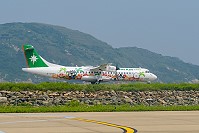 立榮航空專飛澎湖線的酷企鵝渡假彩繪機,9日首度降落馬祖北竿機場。(圖:王台榮)