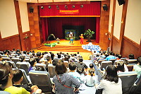 　衛生福利局兒童安全宣導劇場10日上午歡樂登場，萬花筒劇團帶來淘氣皮皮歷險記吸引滿座親子前往欣賞，連走道上都坐滿了人，演員的可愛造型讓小朋友歡呼尖叫。（圖／文：曹重偉）