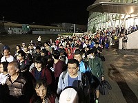 南北竿機場昨日全天關場,縣府緊急協調合富輪夜航載走443人,連同昨上午臺馬之星580人,共1023人。(圖/文:馮紹夫)