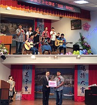離情依依,中山國中第47屆9位畢業生和帶領這班3年的導師王美玉一起畢業。(圖/文:陳鵬雄)