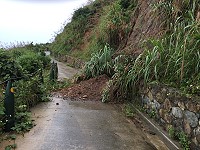 北竿橋仔休閒廊道陡峭邊坡發生小規模土石坍落,公所已派員完成清理。(圖/文:陳鵬雄)