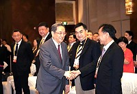 大陸全國政協主席俞正聲與會面90位團代表握手致意,在畫面中立者第1排(左起)金門立委楊鎮浯、馬祖立委陳雪生、臺北市副市長鄧家基、連江縣長劉增應。(圖:福建日報)