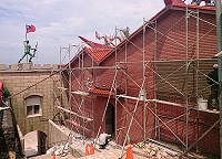 　東引天后宮面向聚落「中路」的牆面剝落嚴重，近來施作二丁掛美化改善。（圖／文：陳其敏）