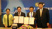 桃園市長鄭文燦(左2)24日和海洋大學校長張清風(右2)簽署合作意向書,立委陳賴素美(左1)、陳雪生(右1)到場見證。(圖:海洋大學提供)