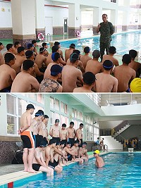 (上圖)楊指揮官對泳訓學員精神講話。(下圖)教官講解游泳動作要領。(圖/文:吳誌益)