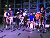 　2017北海仲夏音樂會夏日饗宴第4場由One More Hour Day樂團搖滾登場，吸引許多鄉親和遊客專程前往聆聽。（圖：馬管處）