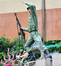 　東引忠誠門上的戰士雕像，是2008年時整修忠誠門時，依照舊有姿態重新打造的。（圖／文：陳其敏）