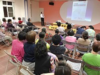 財團法人陶聲洋防癌基金會防癌系列講座27日專程移師馬祖舉辦,由董事長陳光耀主講「無創無毒治癌新法」,就是利用最新科技的電腦刀達到滅癌目的,希望協助馬祖鄉親學習遠離生活環境中的治癌因子,早期發現早期治療。(圖/文:曹重偉)