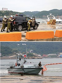 (上圖)憲兵隊於現場進行封鎖及警戒演習。(下圖)兩棲海龍快艇實施漏油區佈設攔油索。(圖/文:鄭凱仁)