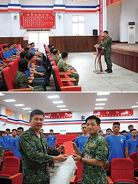 (上圖)參謀長對代表隊實施精神講話。(下圖)參謀長頒發工作獎金。(圖/文:鄭凱仁)