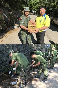 馬防部和南竿鄉公所3日起進行中山門往志清發電廠文化路段清理作業,鄉長陳振國特別前往慰勞致意,感謝國軍全力支援。(圖/文:吳嘉榮)