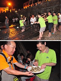 今年北竿首場牽罟橋仔熱鬧登場,上百位遊客開心體驗手拉魚網並現場品嚐極品現撈海鮮,還有小攤、藝人表演,讓橋仔碼頭熱鬧非凡。(圖/文:馮紹夫)