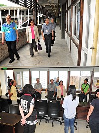 　106年度公務人員高普考8日進行普通考試第2天試程；監試委員章仁香上午9時在秘書長張龍德及馬中校長陳天賜陪同下，依序前往3間試場巡視，也特別到試務中心慰勞辛苦的工作人員們，對馬祖小而美的試務工作及零缺點表現給予讚許。（圖／文：曹重偉）
