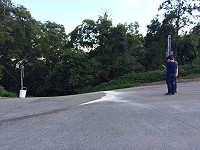 南竿一輛小貨車載油溢漏在上腰山坡度轉彎至梅石中正堂旁小路,環資局接獲通報及車主現場快速處理。(圖:本報編輯部)