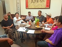 東引鄉「白王爺廟」定於10月辦理進香活動,議長張永江與廟方執行人員商議行程相關細節。(圖:連江縣議會)