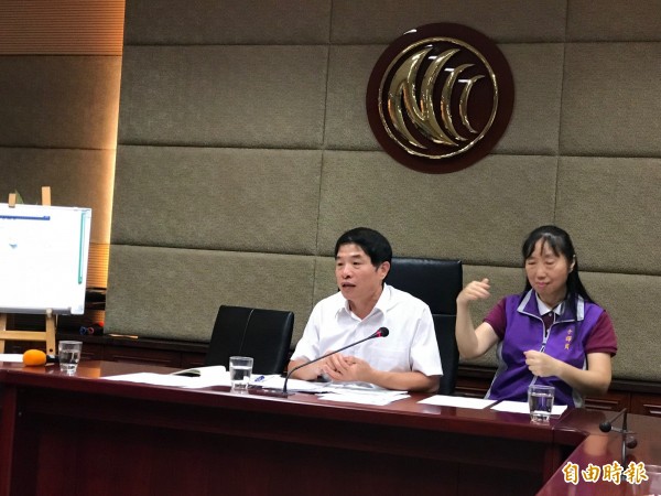 NCC發言人翁柏宗12日宣布通過中華電信於偏遠地區及沿岸增建U900基地臺的事業計畫書變更申請。(自由時報記者陳炳宏攝)