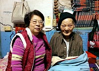 　106年全國孝行獎得主劉麗華女士，奉養服侍高齡的父親（今年101歲），數十年如一日，深得鄰里讚佩。（圖：縣府民政處）
