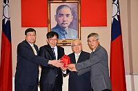 接任駐澳門代表陳雪懷14日總統府會計長移交儀式,由行政院主計總處主計長朱澤民(右2)及總統府副秘書長姚人多(左2)共同監交。(圖:主計總處提供)