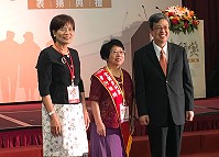 　106年全國孝行獎表揚典禮，連江縣得獎者劉麗華女士與副總統陳建仁、內政部常務次長林慈玲合影。（圖：縣府民政處） 