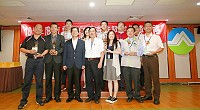 基隆協助馬祖焚化垃圾,為跨域處理建立典範,獲得環保署頒發優等類垃圾焚化廠,署長李應元親自頒發獎狀;當天舉辦106年度垃圾焚化處理技術論壇,地區環資局人員列席參加,對基隆市能獲獎與有榮焉。(圖:行政院環境保護署)