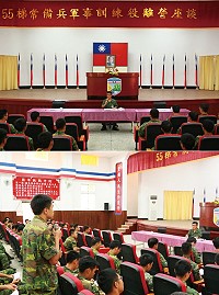 (上圖)副參謀長主持離營座談。(下圖)役男於座談會踴躍提出問題。(圖/文:鄭凱仁)