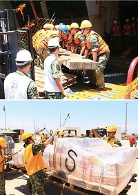 (上圖)作業官兵進行「搭跳」作業。(下圖) 官兵下卸各類軍品。(圖/文:鄭凱仁)
