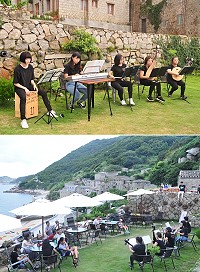 美景與音樂的饗宴!馬祖仲夏音樂饗宴跳島芹壁村,樂團「宮商角徵羽」帶來國樂傳統音樂,演奏動人歌曲。(圖/文:馮紹夫)
