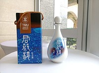 台北醫學大學發表「君蔚樓紀念酒」,選用北醫校友大本營馬祖出產的馬祖陳高,做為迎賓或贈送校友的紀念品。圖/北醫大提供