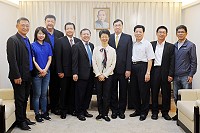 新任澳門代表陳雪懷(右4)17日交接布達典禮後,與陸委會主委張小月(圖中)及6位立委合影。(圖:陸委會提供)